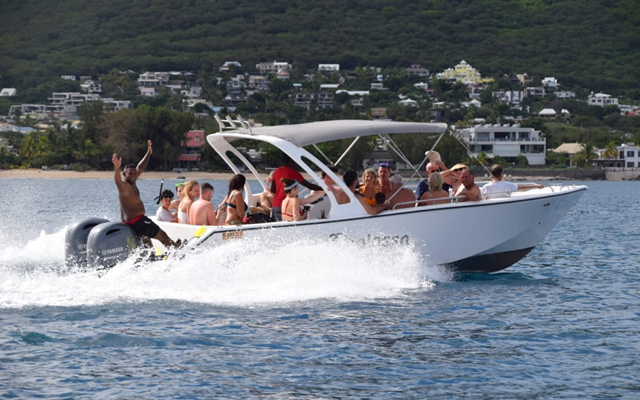Benitiers Island & Crystal Rocks Tour